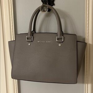 MICHAEL KORS LIGHT GREY SAFFIANO LEATHER & SILVER METAL ACCENT HAND BAG